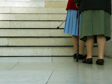 Mujeres mayores subiendo escaleras 