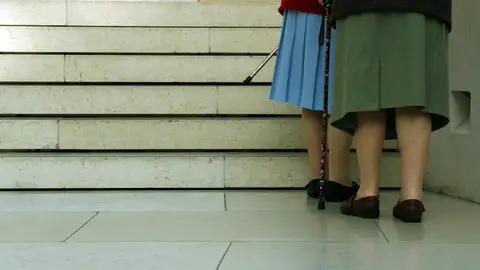 Mujeres mayores subiendo escaleras Mujeres mayores subiendo escaleras