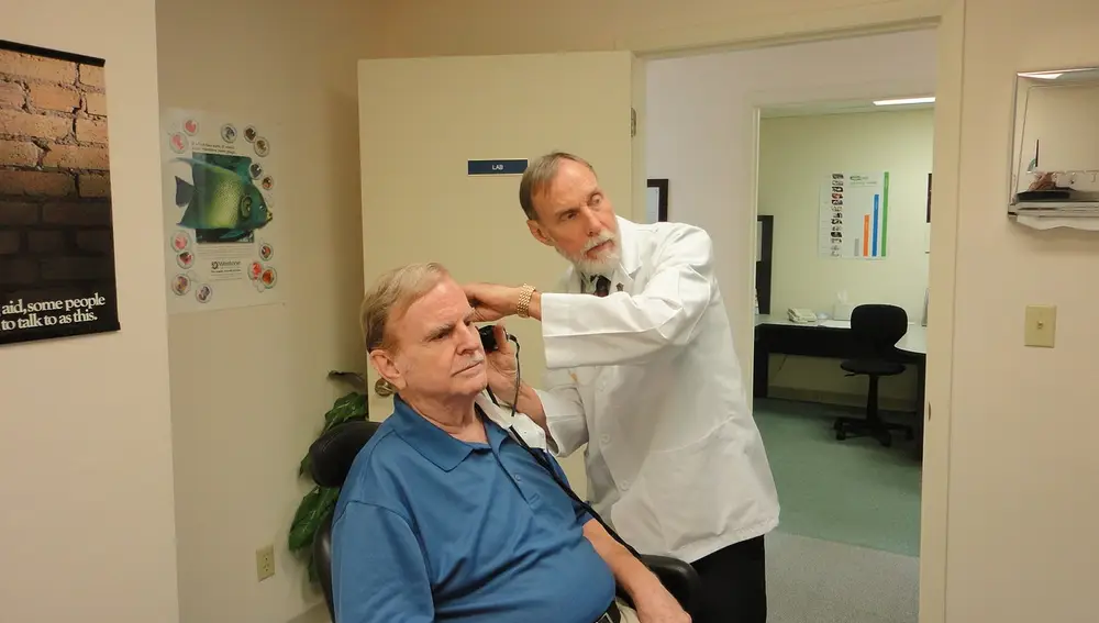 Médico revisando la audición del paciente