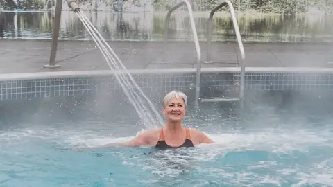 Persona mayor en un balneario Persona mayor en un balneario