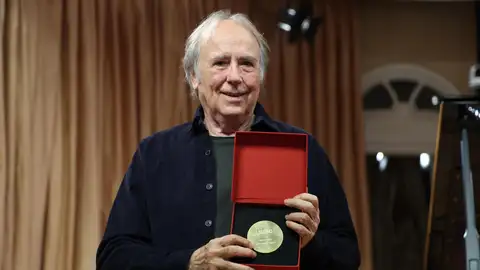 Serrat recibe la Medalla de Honor de la SGAE Serrat recibe la Medalla de Honor de la SGAE