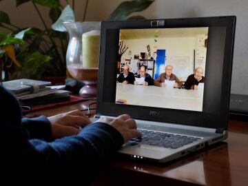 Persona mayor usando un portátil