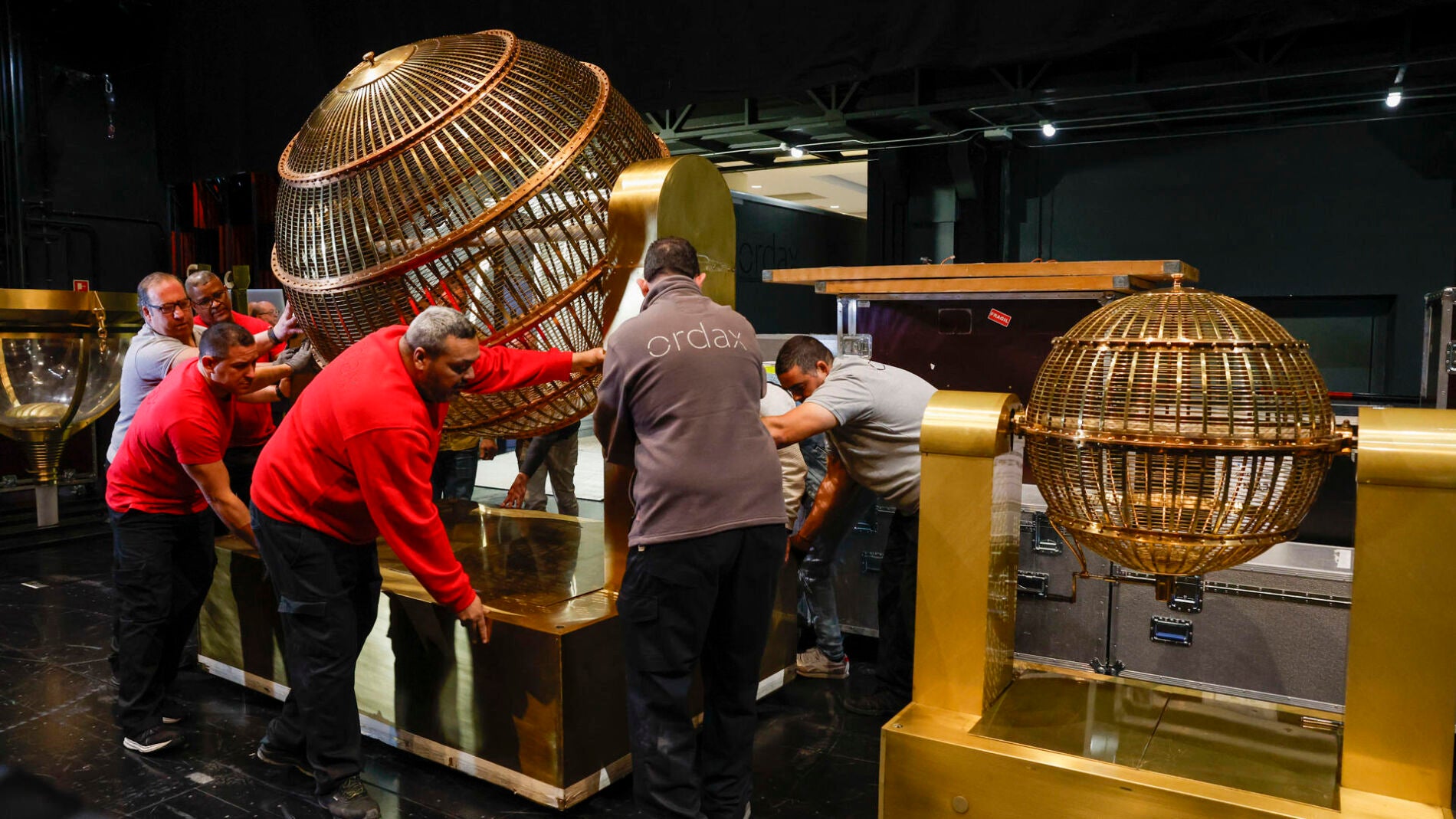 Bombos Y Bolas Para El Sorteo De Navidad Ya Aguardan En El Teatro Real