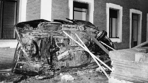 Estado del coche en que viajaba el presidente del Gobierno, Luis Carrero Blanco, tras el atentado Estado del coche en que viajaba el presidente del Gobierno, Luis Carrero Blanco, tras el atentado