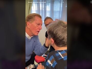 Hombre maquillando a su mujer