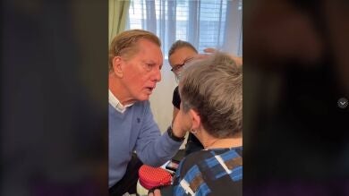 Amor incondicional: Contrata a una maquilladora para aprender a maquillar a su mujer que ya no puede usar las manos