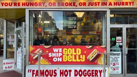 Fachada del restaurante Gray's Papaya, famoso por sus perritos calientes baratos Fachada del restaurante Gray's Papaya, famoso por sus perritos calientes baratos