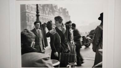Muere Françoise Bornet, la protagonista de la foto del beso de Robert Doisneau en París