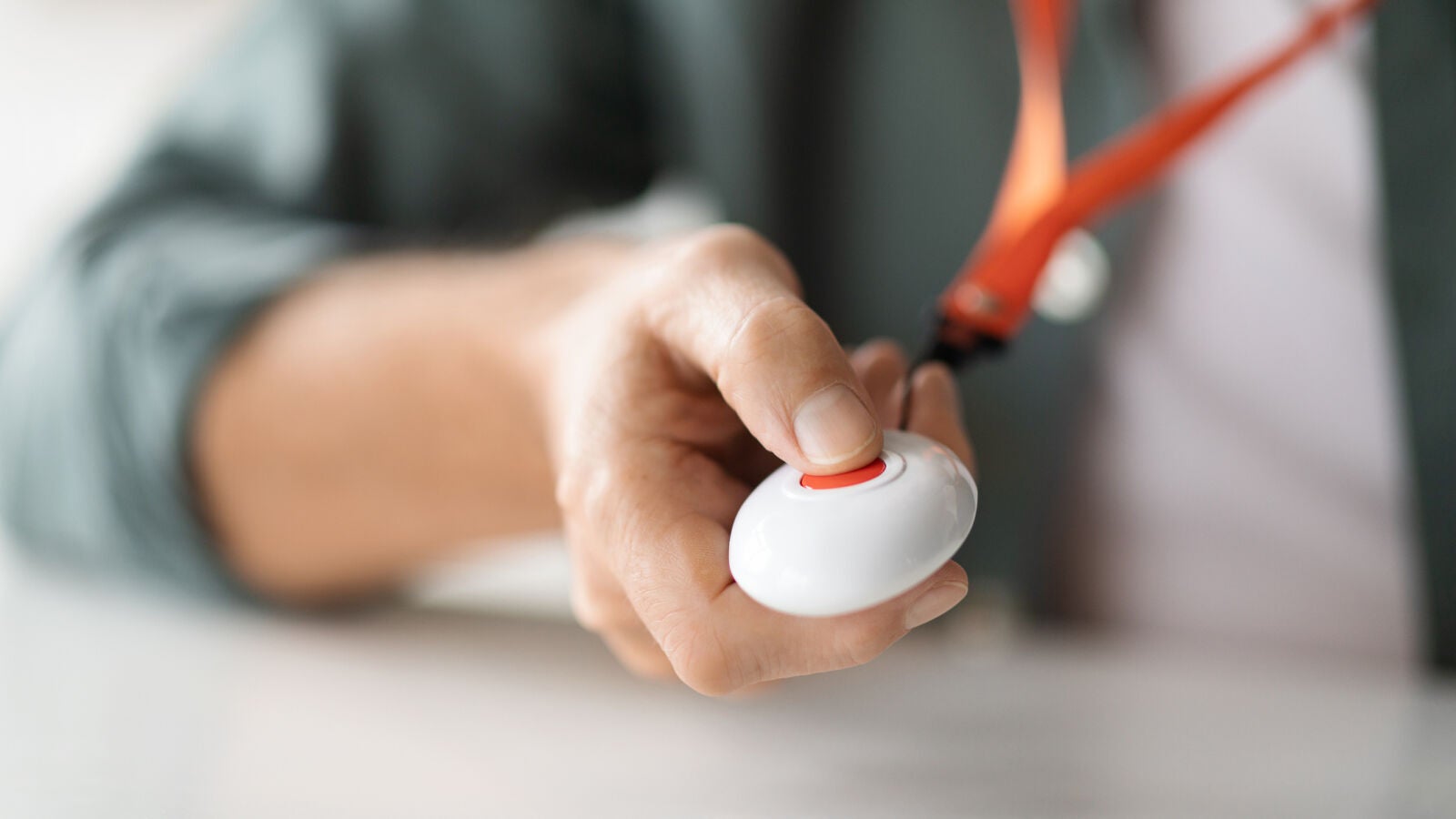 Así funciona el timo del botón rojo que afecta sobre todo personas mayores 