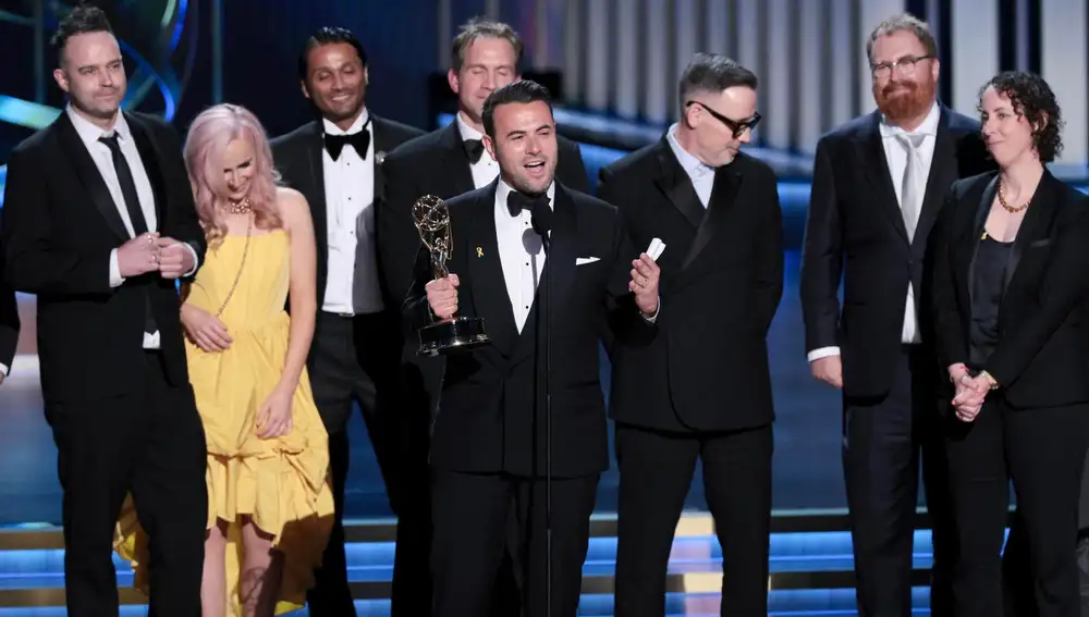 El productor británico Ben Winston acepta el Emmy por el especial de variedades en vivo ganador de Elton John Live: Farewell from Dodger Stadium
