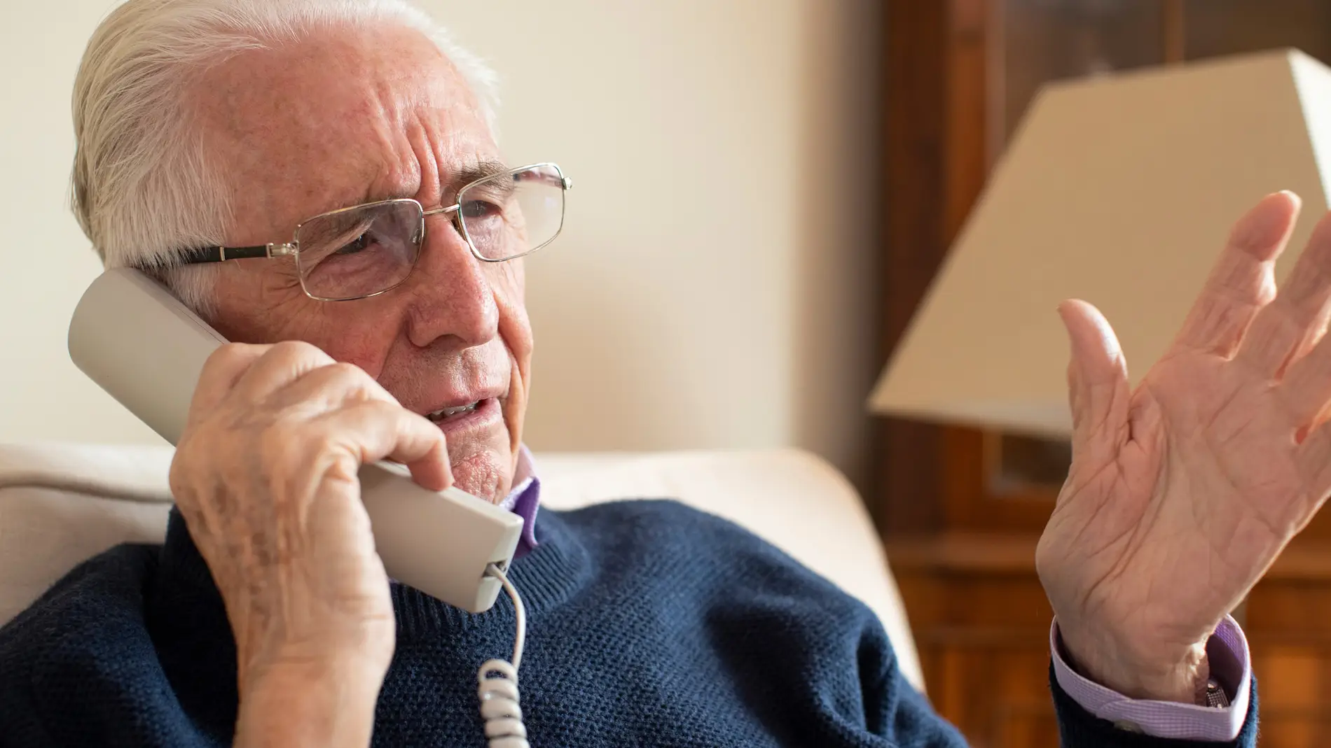 Hombre mayor hablando por teléfono preocupado