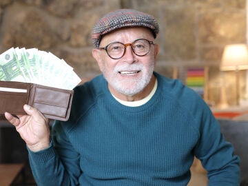 Hombre mayor con una cartera llena de dinero