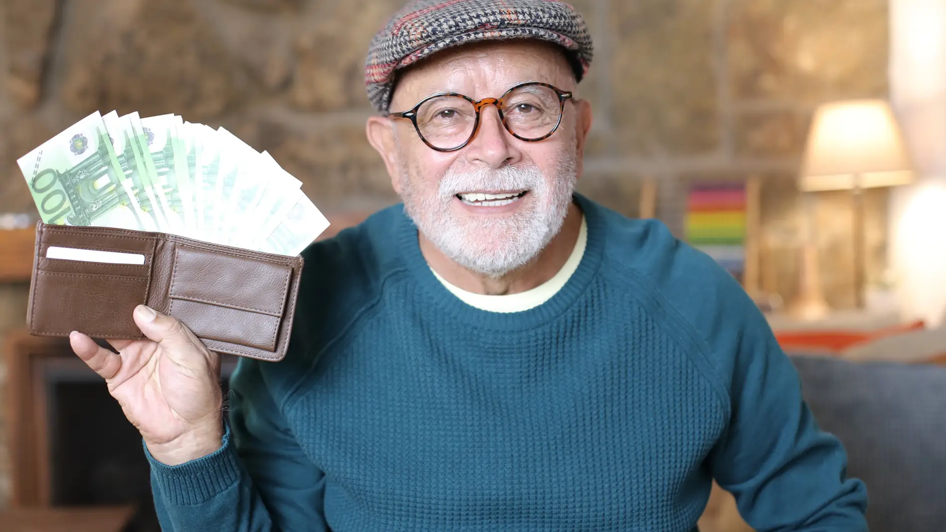 Hombre mayor con una cartera llena de dinero