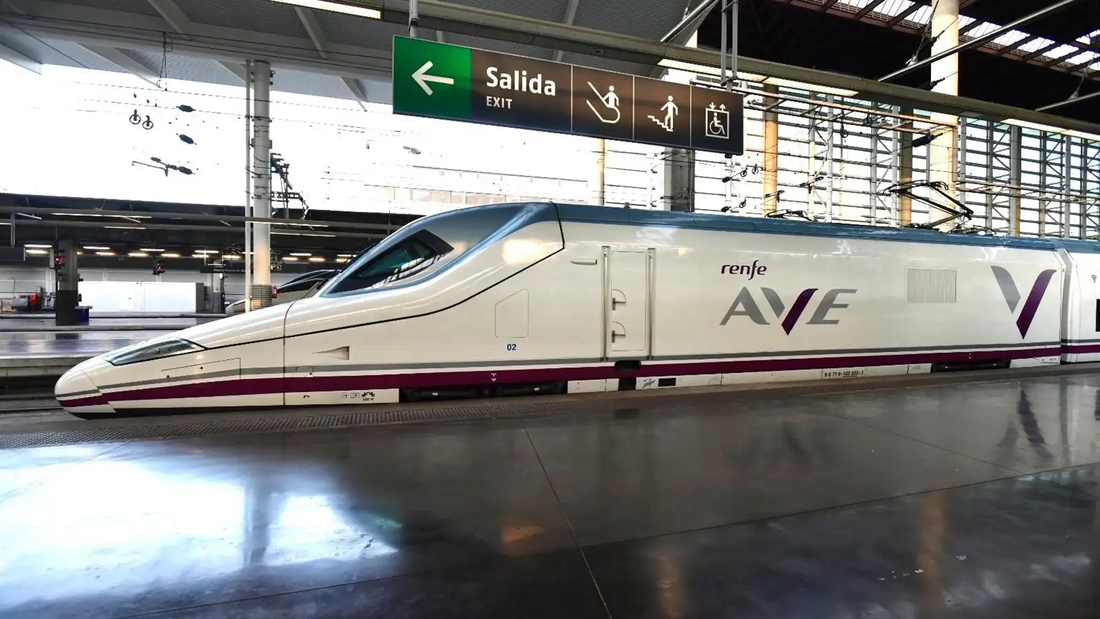 Renfe incrementa los descuentos de la Tarjeta Dorada para viajar en trenes AVE y de Larga Distancia
