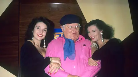 El cómico británico Benny Hill acompañado de dos azafatas de un programa de televisión El cómico británico Benny Hill acompañado de dos azafatas de un programa de televisión