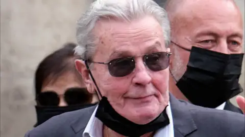 El actor Alain Delon a los investigadores: "Quiero morir, la vida ha terminado" El actor Alain Delon a los investigadores: "Quiero morir, la vida ha terminado"