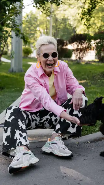 Mujer mayor con su mascota Mujer mayor con su mascota
