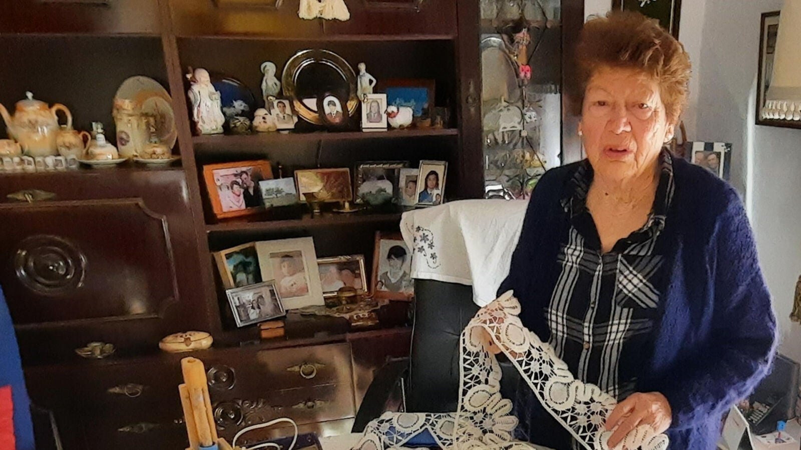 Antonia Macarro, la superabuela del encaje de bolillos, ya piensa en su retirada