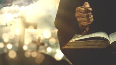 Acabar como el rosario de la Aurora: ¿de dónde viene esta expresión?