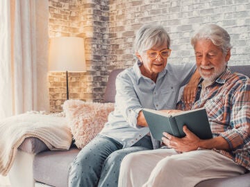 Pareja mayor leyendo un libro