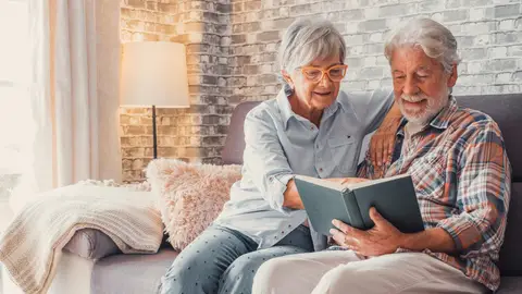 Pareja mayor leyendo un libro Pareja mayor leyendo un libro