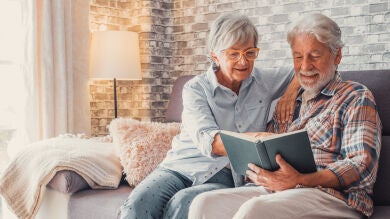 Las personas de más de 65 años de los que más leen en España