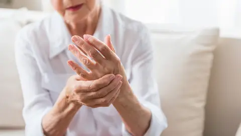 mujer con artritis mujer con artritis