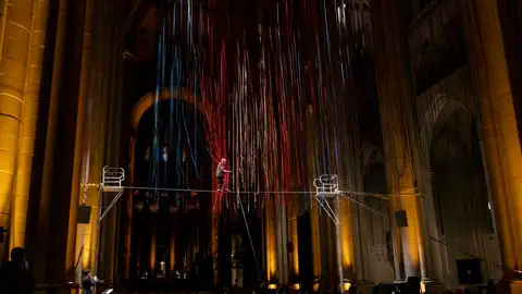 El artista francés Philippe Petit durante una actuación nocturna El artista francés Philippe Petit durante una actuación nocturna