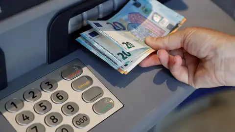 Sacando dinero de un cajero Sacando dinero de un cajero