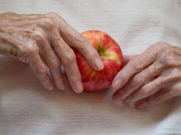 Manos delgadas de mujer mayor