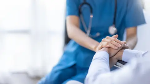Médico cogiendo manos de paciente Médico cogiendo manos de paciente
