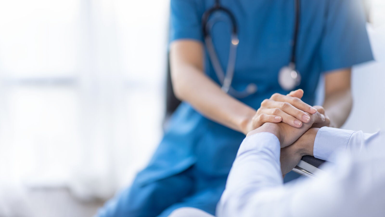 La nota que dan los españoles al sistema sanitario público no se recupera tras la pandemia