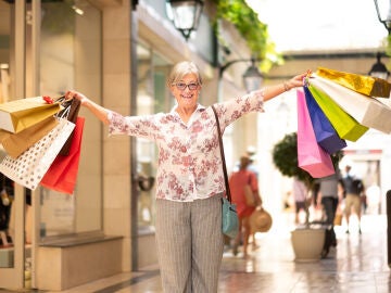 Mujer mayor comprando en un centro comercial