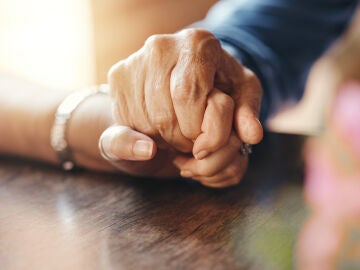 Pareja cogida de la mano