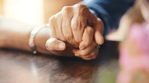 Pareja cogida de la mano Pareja cogida de la mano