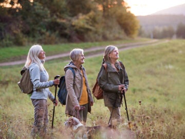 Mujeres mayores haciendo senderismo