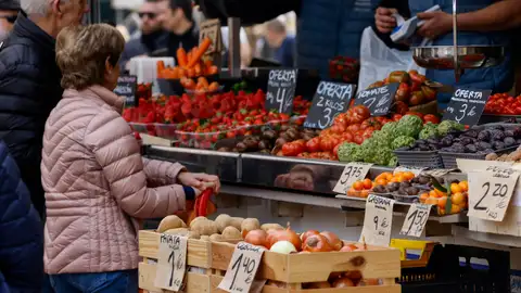 Pareja de personas mayores en un puesto de mercado Pareja de personas mayores en un puesto de mercado
