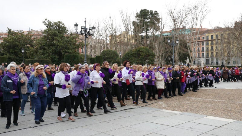 Usuarias de centros de mayores reivindican el 8M bailando frente al Palacio Real