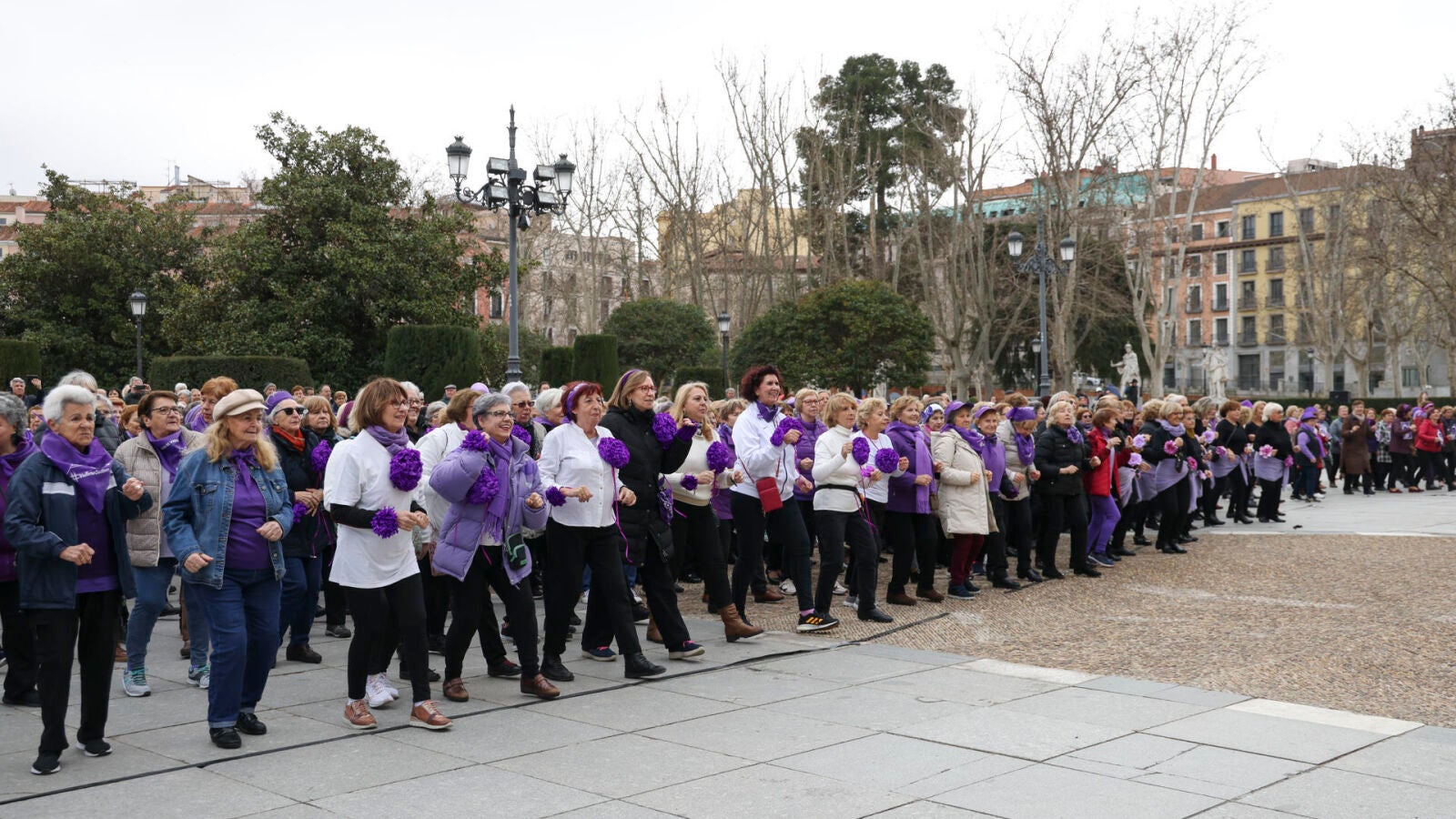 Usuarias de centros de mayores reivindican el 8M bailando frente al Palacio Real