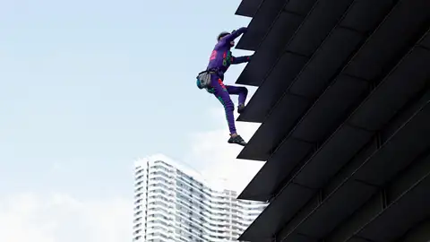El escalador urbano francés Alain Robert, conocido como el 'Spiderman francés', sube al edificio GT Capital en Manila El escalador urbano francés Alain Robert, conocido como el 'Spiderman francés', sube al edificio GT Capital en Manila