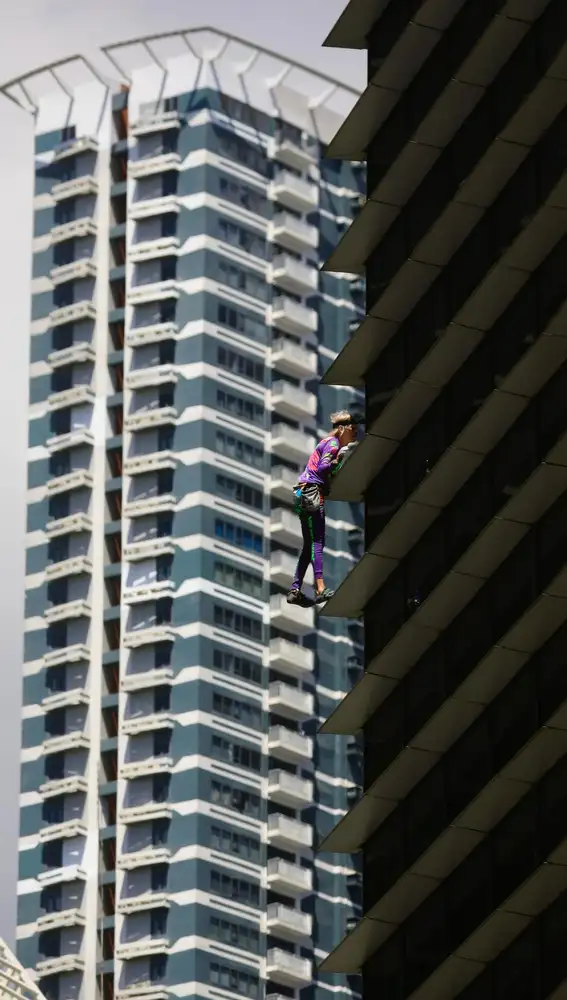El escalador urbano francés Alain Robert, conocido como el 'Spiderman francés', sube al edificio GT Capital en Manila, Filipinas El escalador urbano francés Alain Robert, conocido como el 'Spiderman francés', sube al edificio GT Capital en Manila, Filipinas