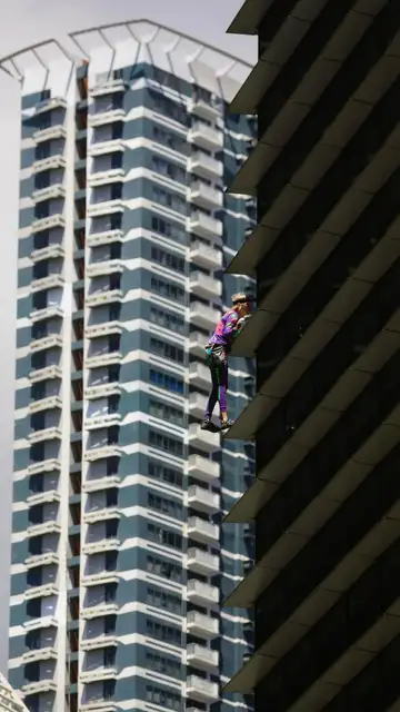 El escalador urbano francés Alain Robert, conocido como el 'Spiderman francés', sube al edificio GT Capital en Manila, Filipinas El escalador urbano francés Alain Robert, conocido como el 'Spiderman francés', sube al edificio GT Capital en Manila, Filipinas