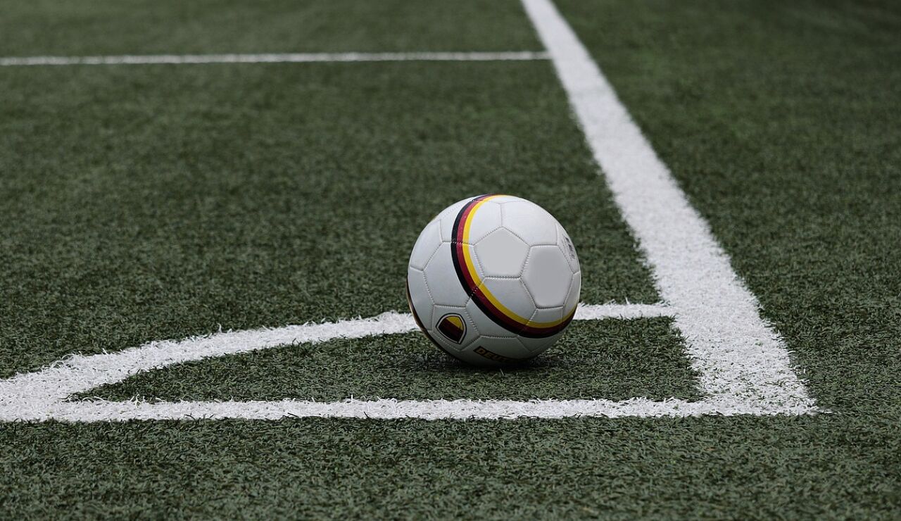 Bal&oacute;n de f&uacute;tbol en el c&oacute;rner