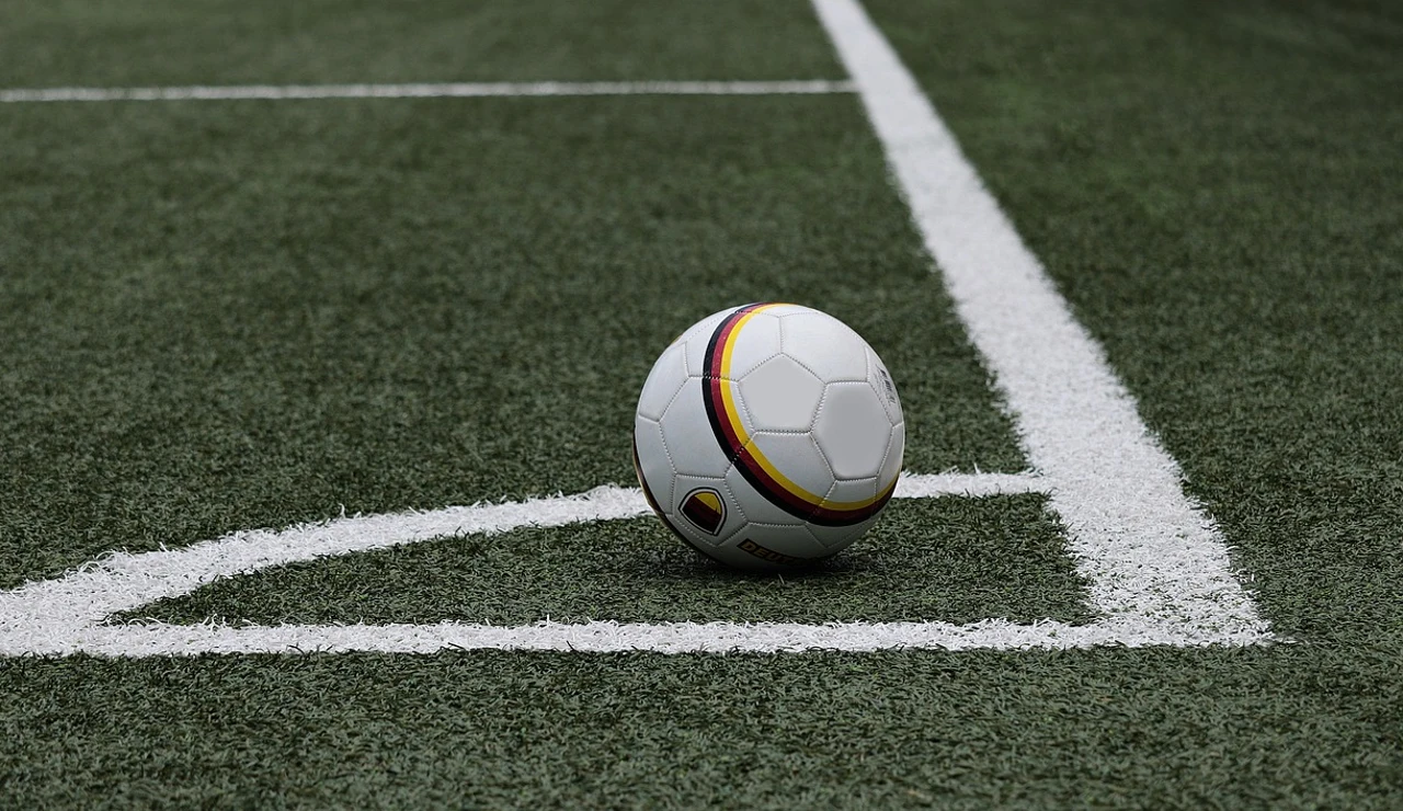 Balón de fútbol en el córner