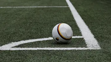 Balón de fútbol en el córner Balón de fútbol en el córner