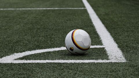 Bal&oacute;n de f&uacute;tbol en el c&oacute;rner