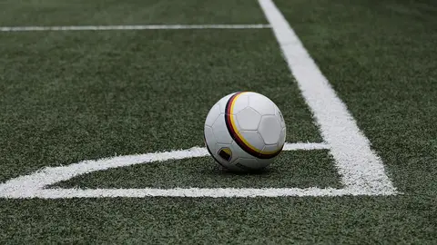 Balón de fútbol en el córner Balón de fútbol en el córner