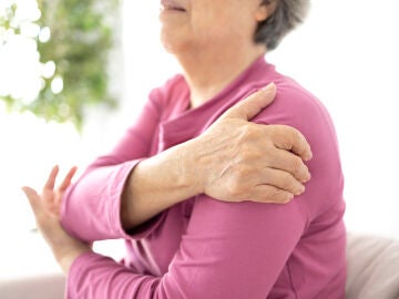 Mujer mayor con dolor en el hombro