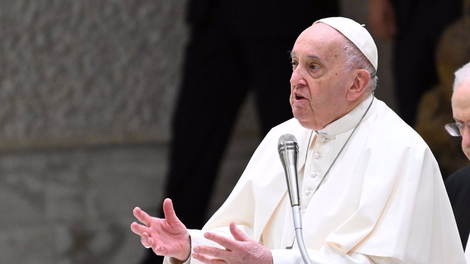 El divertido encuentro entre una mujer mayor y el Papa Francisco: 