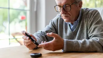 Persona mayor con diabetes Persona mayor con diabetes